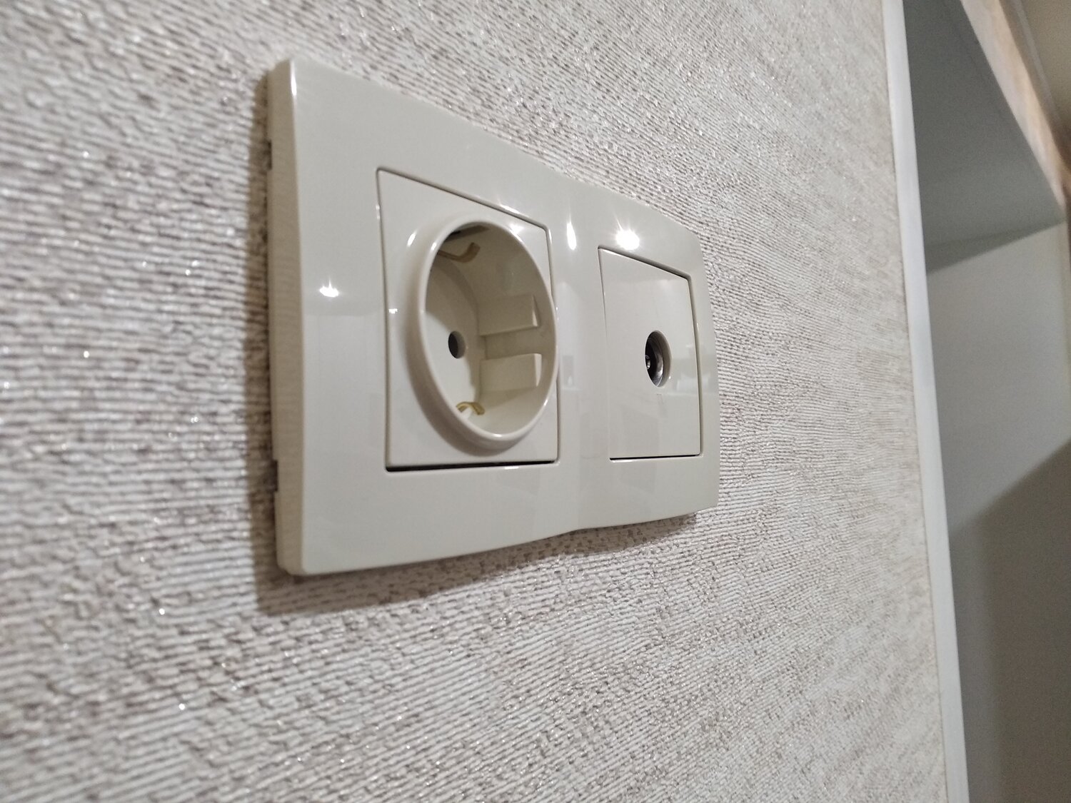выключатели фирмы legrand, розетка, розетка 220 в электрощит, кварта розетка компьютерная белая ekk10-k01-dm, розетка w59 schneider electric