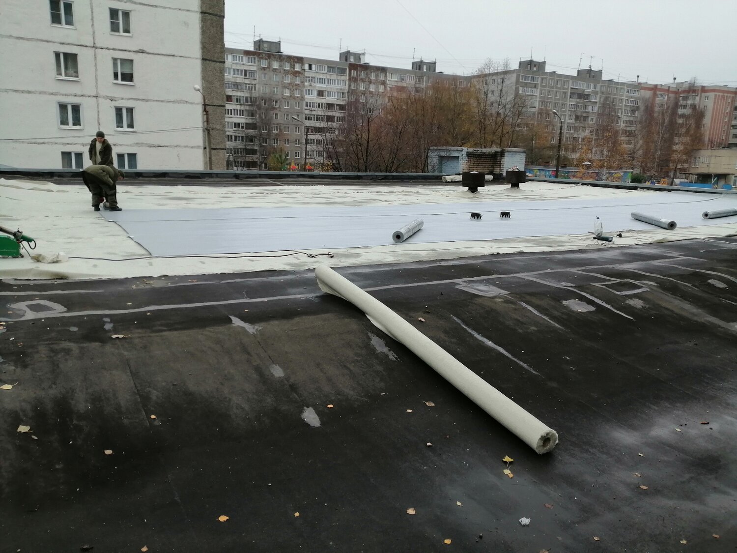 кровля, покрытие плоской крыши, мембранная кровля многоэтажек, плоская кровля, кровля гаража зимой