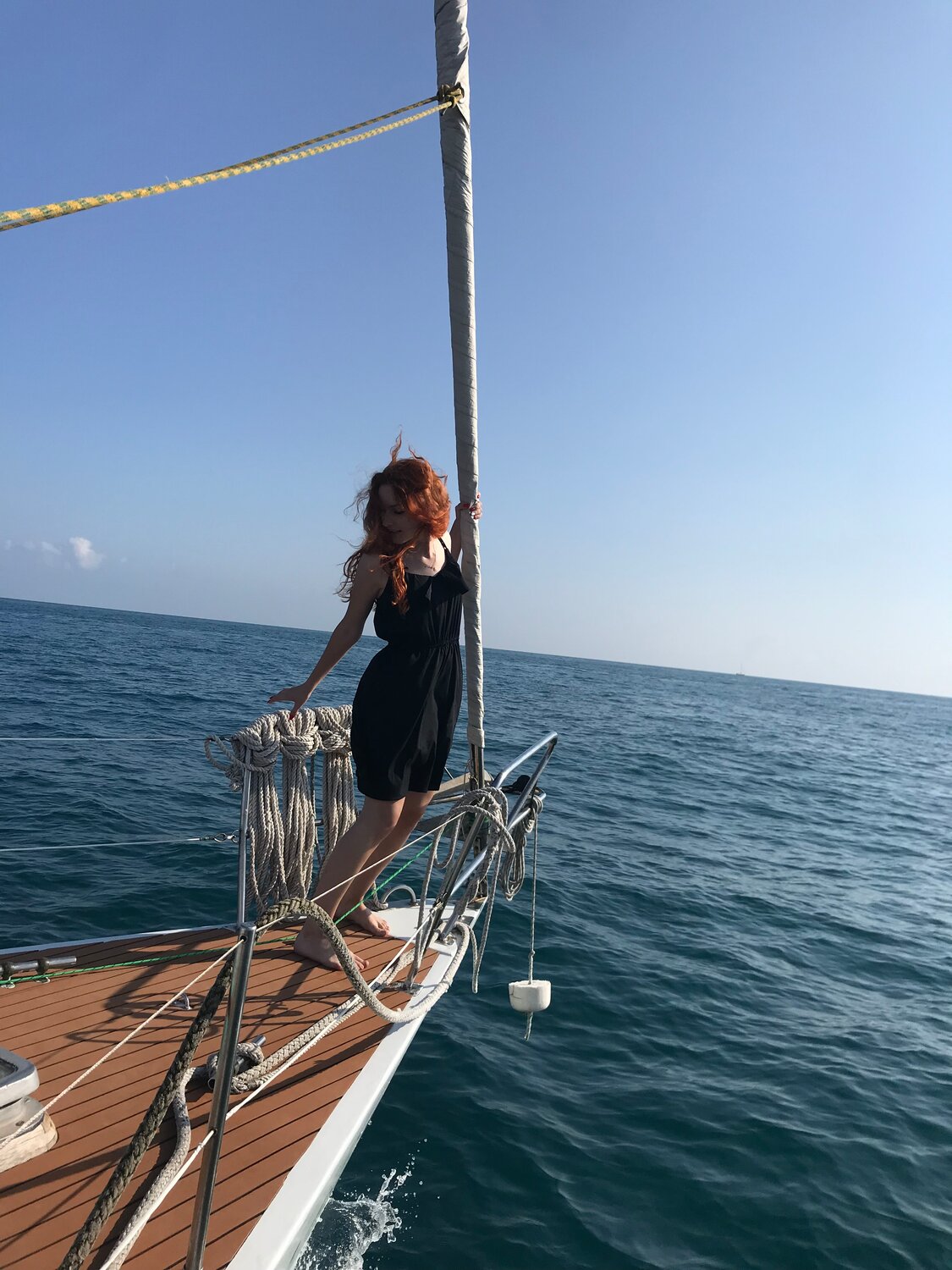 прогулка на яхте, человек, бтс на яхте, нос лодки в море, море