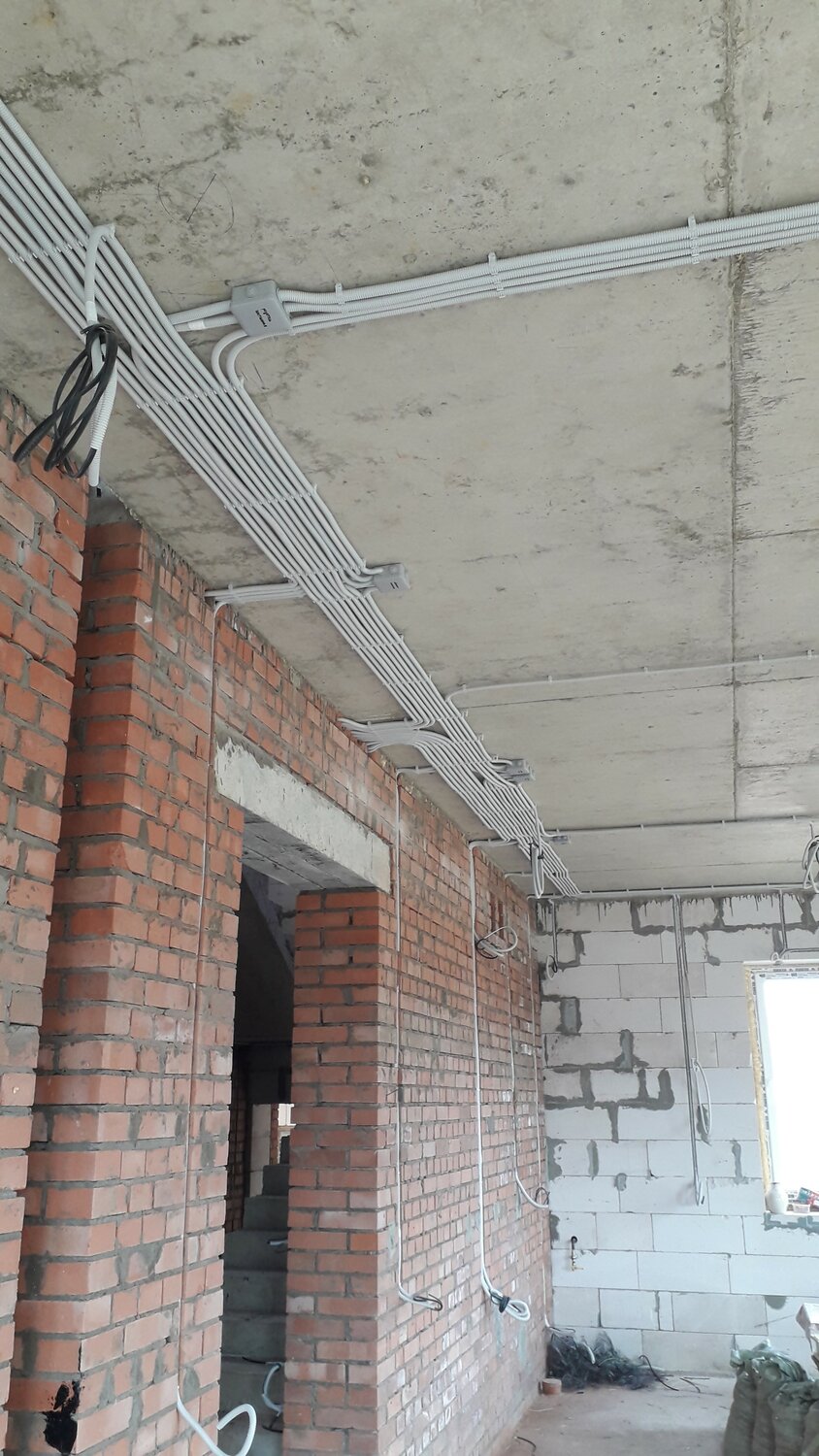 монтаж электрики по потолку, монтаж электропроводки по потолку, электропроводка в доме, электрика по потолку, электромонтажные работы