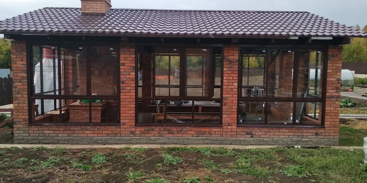 кирпичная беседка застекленная, частично застекленная беседка барбекю, беседка с кирпичными столбами застекленная, остекление беседки, беседка остекленная