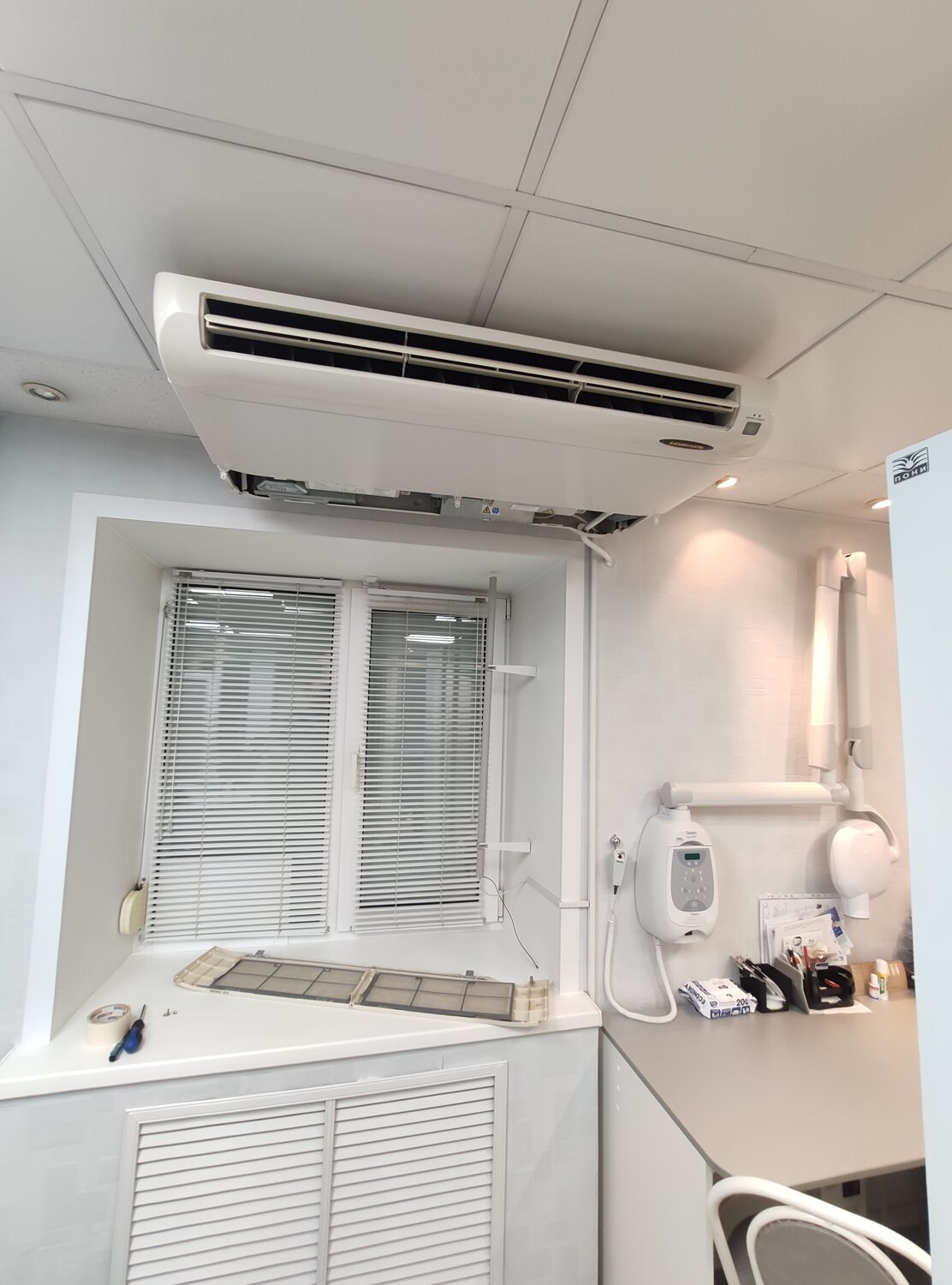 кондиционер, напольно потолочный кондиционер lg auuw246c, напольно подпотолочный кондиционер, потолочный кондиционер в интерьере, напольно-потолочный кондиционер york mcc45p/moc45