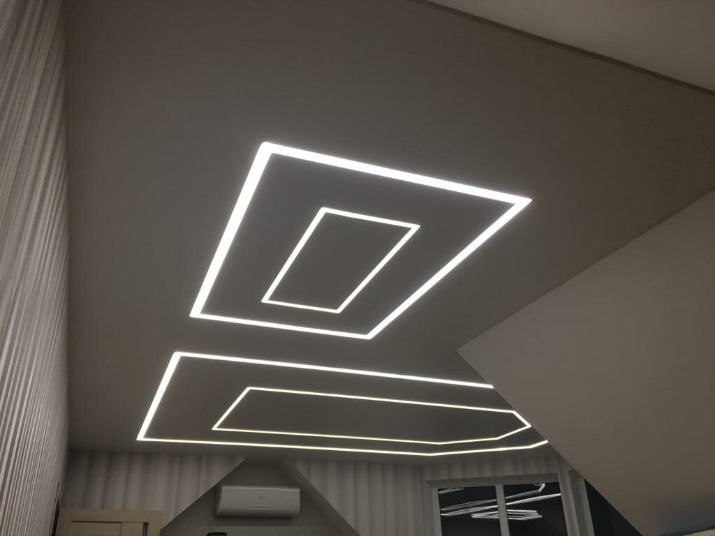 парящий потолок, потолок, световые линии на натяжном потолке, парящий потолок с подсветкой, подвесные потолки