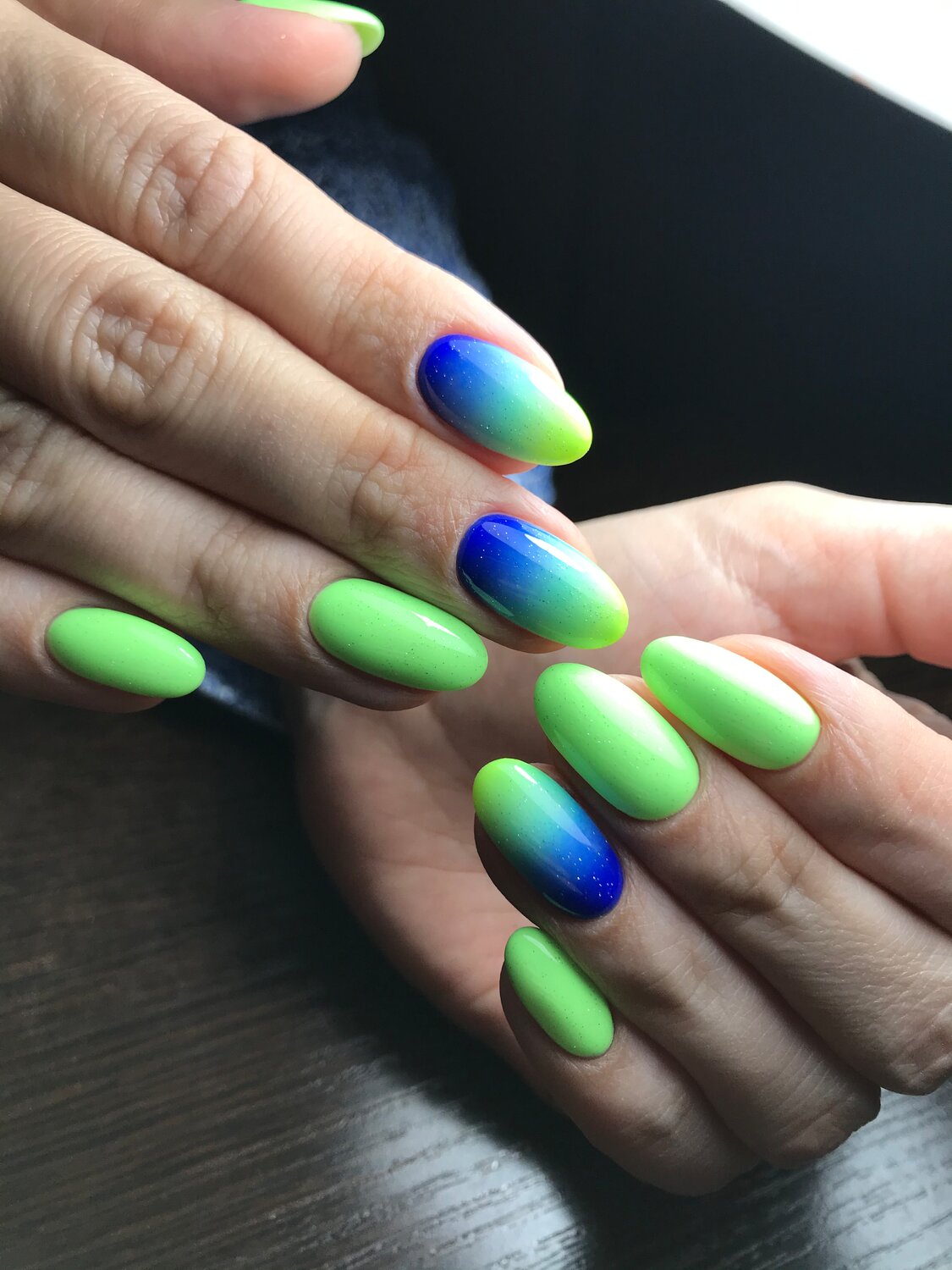 маникюр градиент пигментами, яркий маникюр для офиса, ногти, необычный градиент на ногтях, маникюр омбре 2018 изумрудный