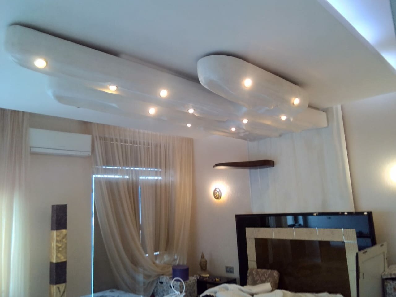 двухуровневые потолки, двухуровневый натяжной потолок через разделитель, натяжные потолки двухуровневые для зала, двухъярусные потолки 9 метров, потолок