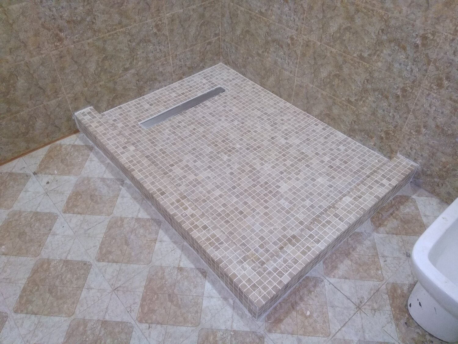душевые поддоны из мозаики, душевой поддон из керамогранита 80 на 100, душевой поддон из мозаичной плитки, душевой поддон из плитки 400х400, душевая с поддоном из плитки