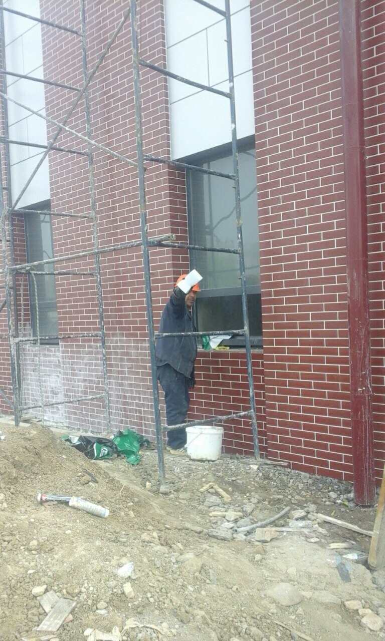 капремонт здания, демонтаж фасада, строительный, на стройке, строительство