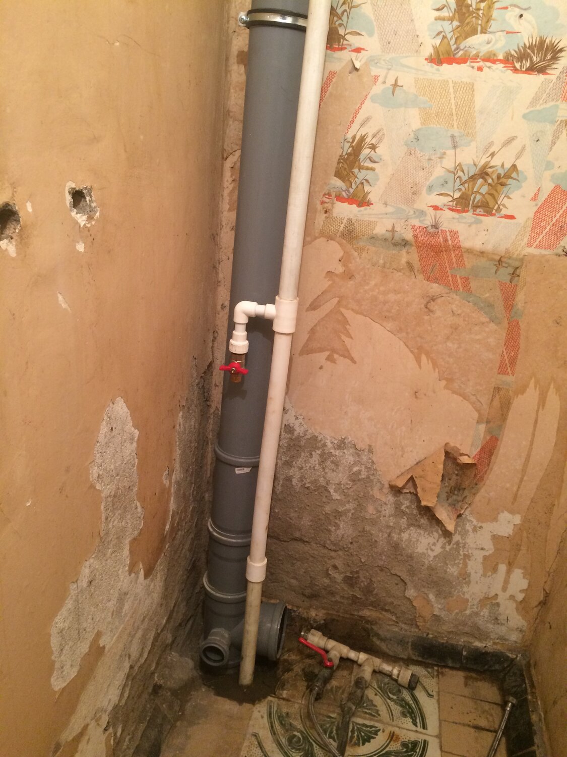канализационные трубы в квартире, стояковые трубы в квартире, канализационная труба в многоквартирном доме, диагональ канализационной трубы в квартире, канализация