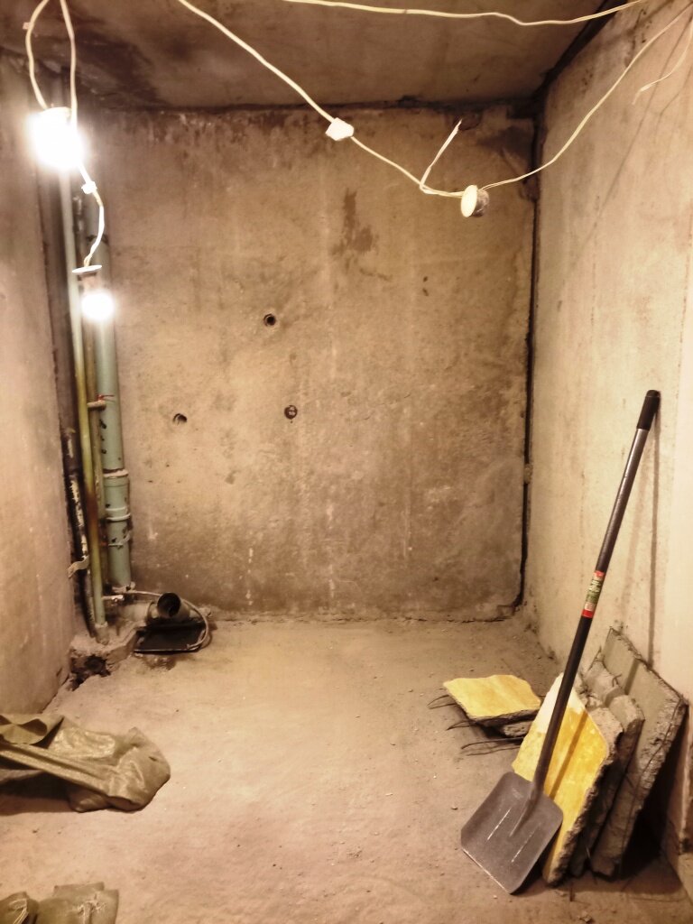 в подвале, демонтажные работы, освещение в подвале, подземный, стяжка штукатурка