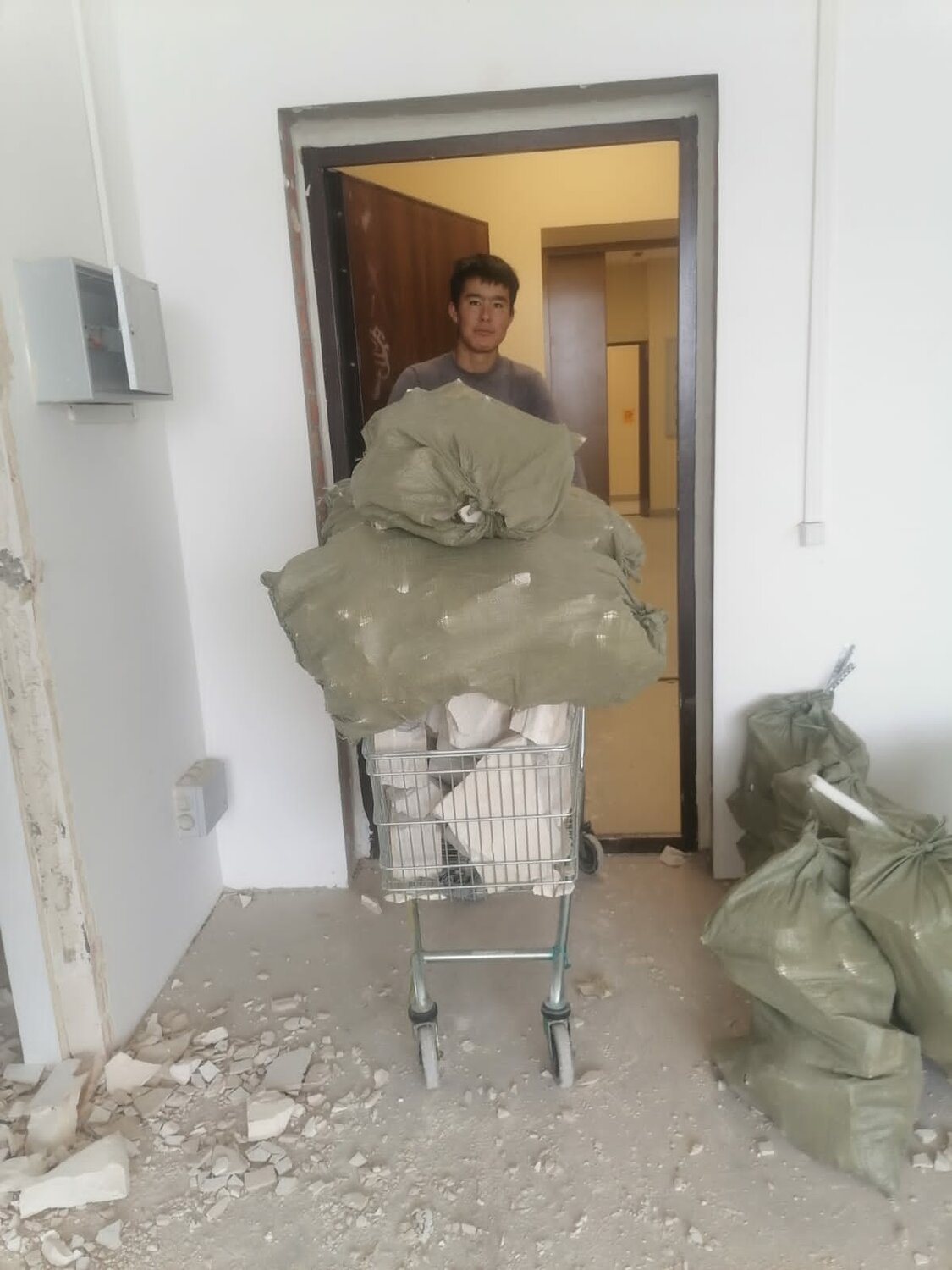 комната, квартира, вынос мусора из квартиры, мусор, уборка помещений от строительного мусора