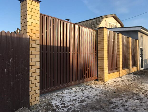 забор кирпичные столбы и профлист, забор из профлиста с кирпичными столбами, забор на кирпичных столбах металлопрофиль, профнастил для забора, ворота откатные