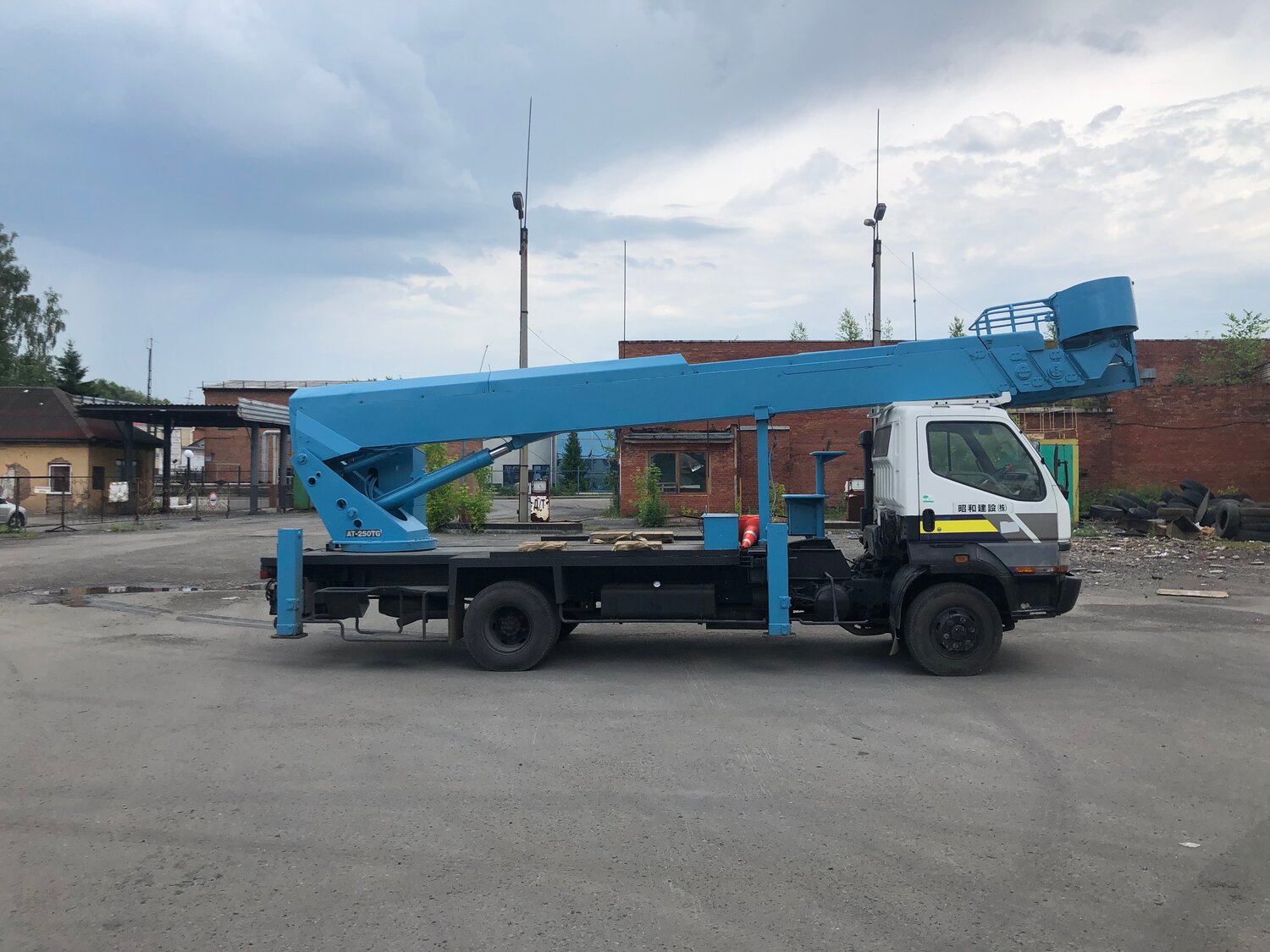 автовышка хино рейнджер, tadano автовышка at-270tg, гидравлический насос для автовышки tadano at185cg, автовышка синяя canter, спецтехника автовышка
