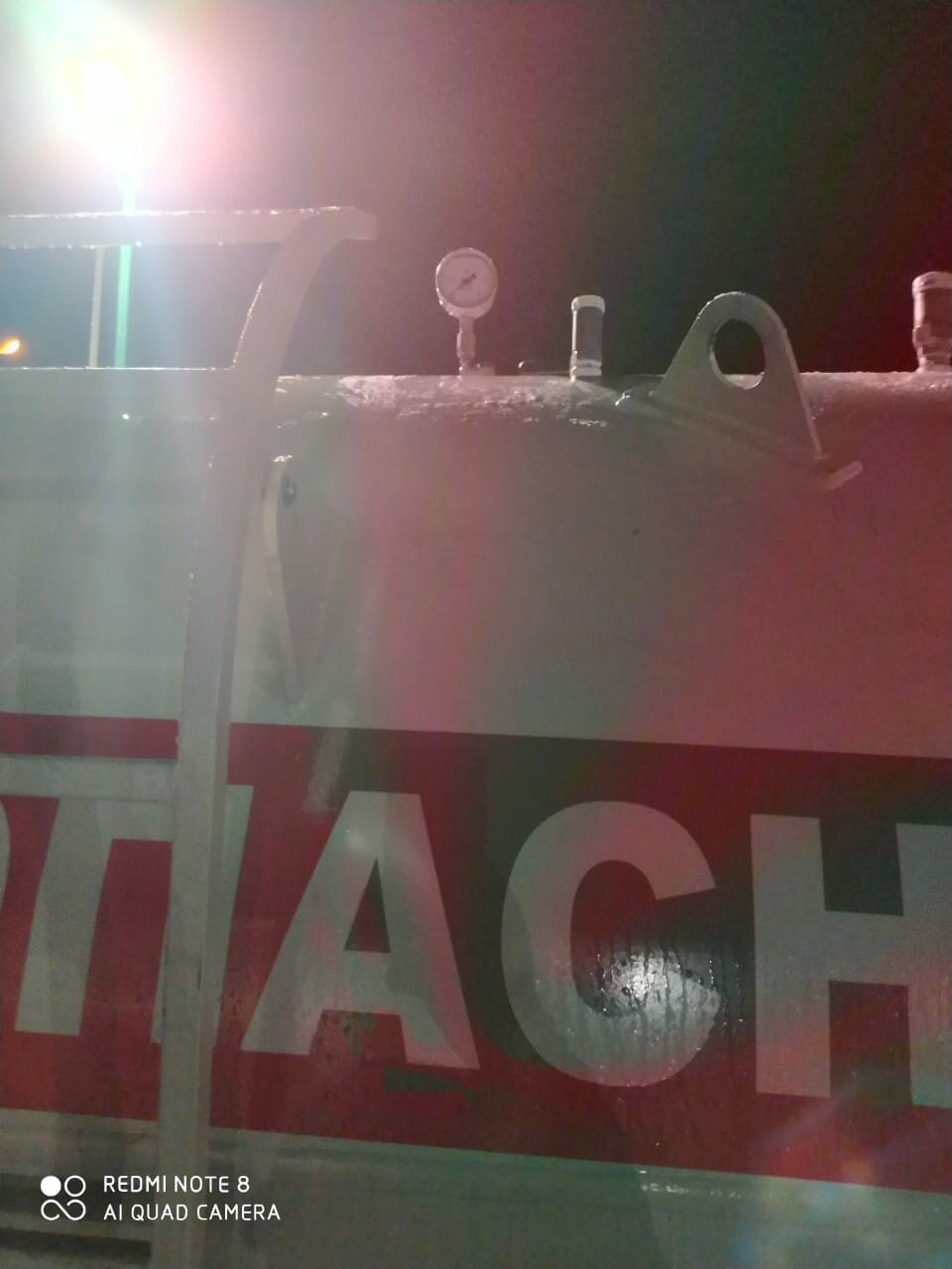 логотип, вывеска, готовые вывески, аренда вывеска, стекло