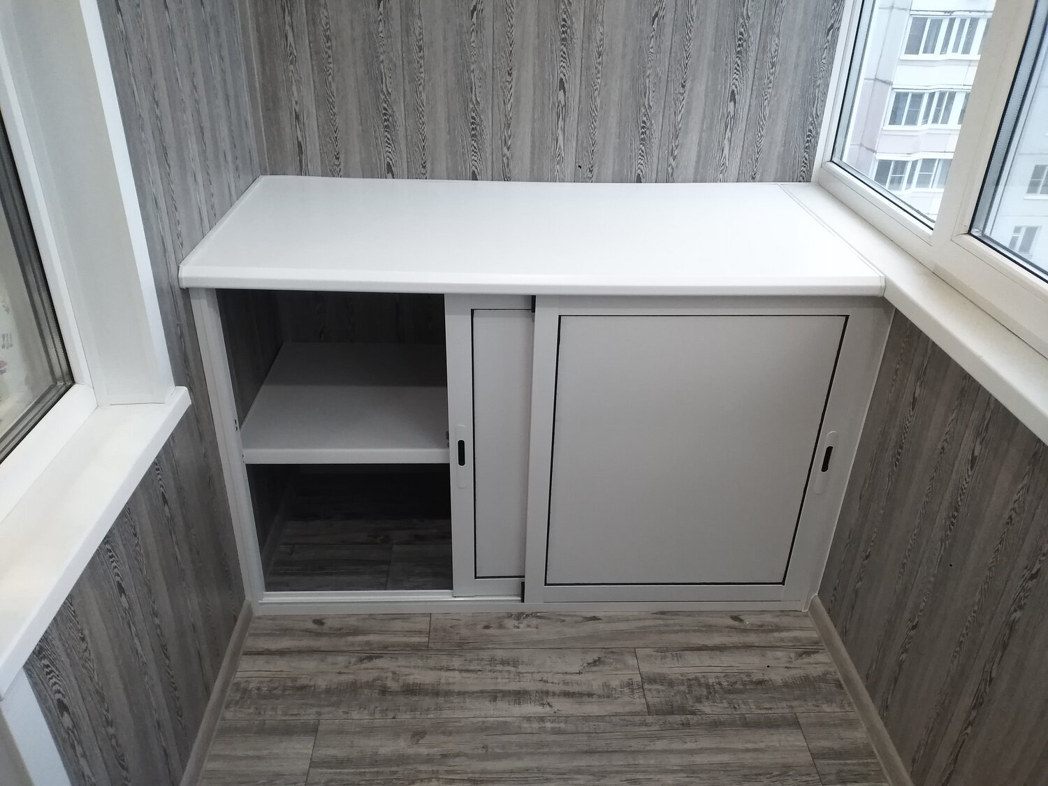 шкаф на балкон, встроенная тумба на балкон, раздвижной шкаф на балкон, шкаф-тумба на балкон, алюминиевый шкаф на балкон