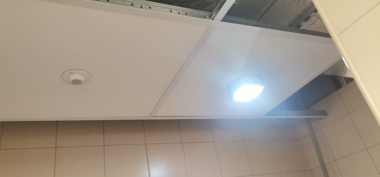 потолок, потолочные панели, светодиодный светильник накладной, потолок натяжной, потолочные светодиодные