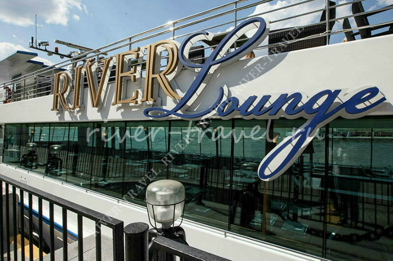 рэдиссон теплоход у причала, теплоход рэдиссон, вывеска, ривер лаунж и ривер пэлас, банкет холл