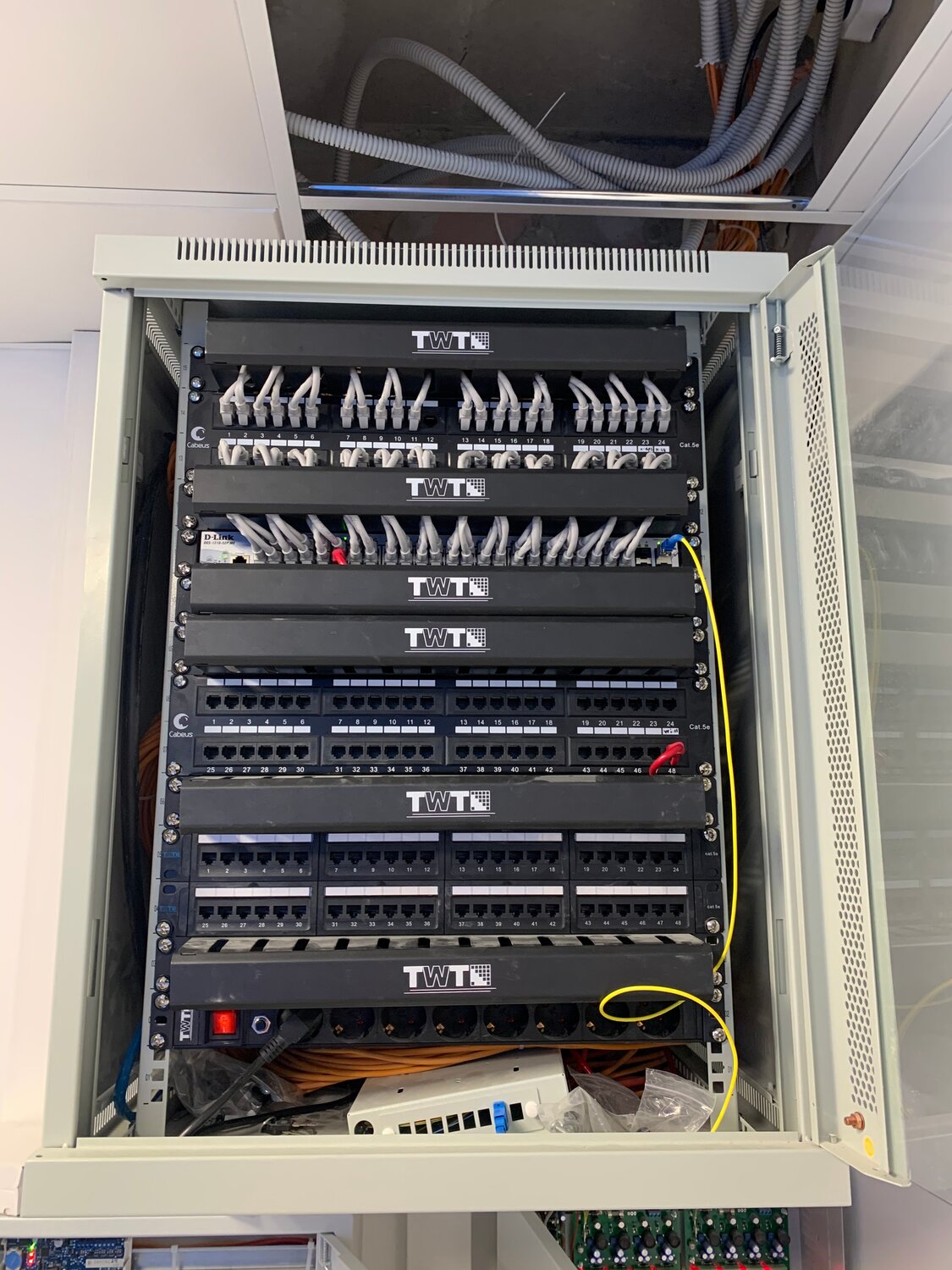 коммутация в серверном шкафу, rack сервер, network rack, оснащение шкафа автоматизации, системы автоматизации