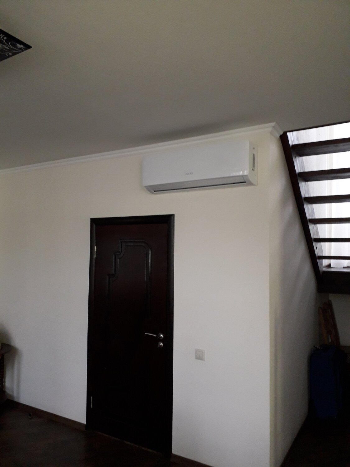 интерьер, кондиционер, квартира, сплит система над дверью, apartment