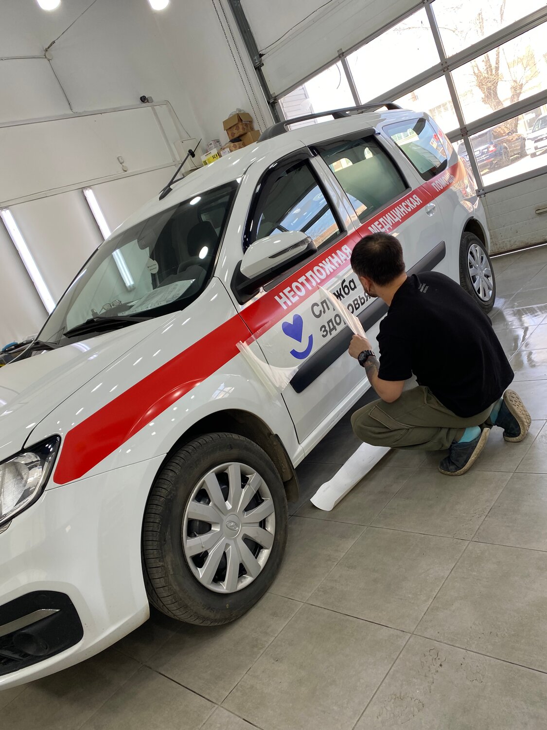 lada largus, лада ларгус медицинский автомобиль, санитарный автомобиль lada largus, брендирование лада ларгус кросс, автомобиль лада ларгус