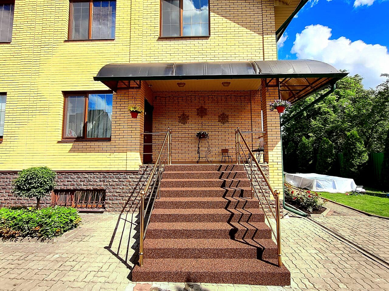 крыльцо в частном доме, загородный дом, крыльцо дома, козырьки над входом, коттедж