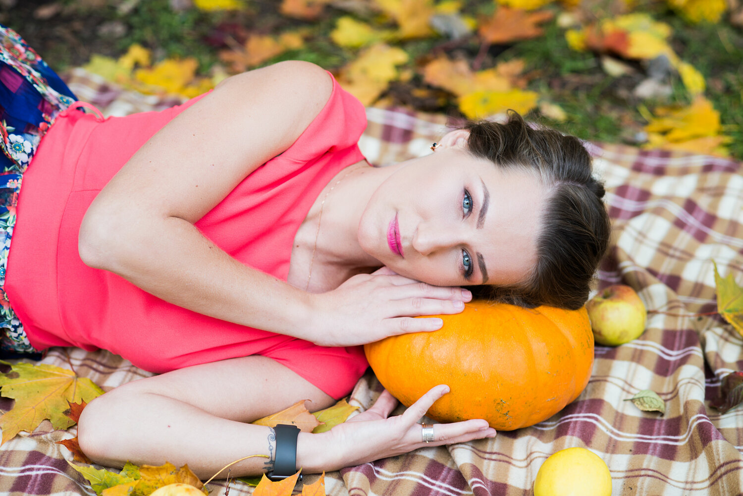 тыква, девушка, девушка держит большую тыкву, женщина, тыква ханна