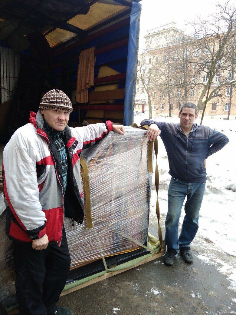 человек, переноска пианино, донские рыбоводы, уличная кормушка для сена, подъем пианино на этаж