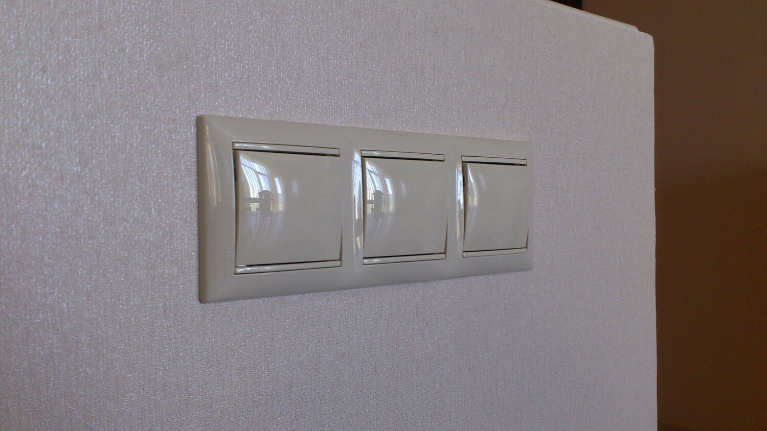 розетки и выключатели legrand valena, выключатель, легранд валена в интерьере, выключатели в квартире, розетки и выключатели abb basic 55