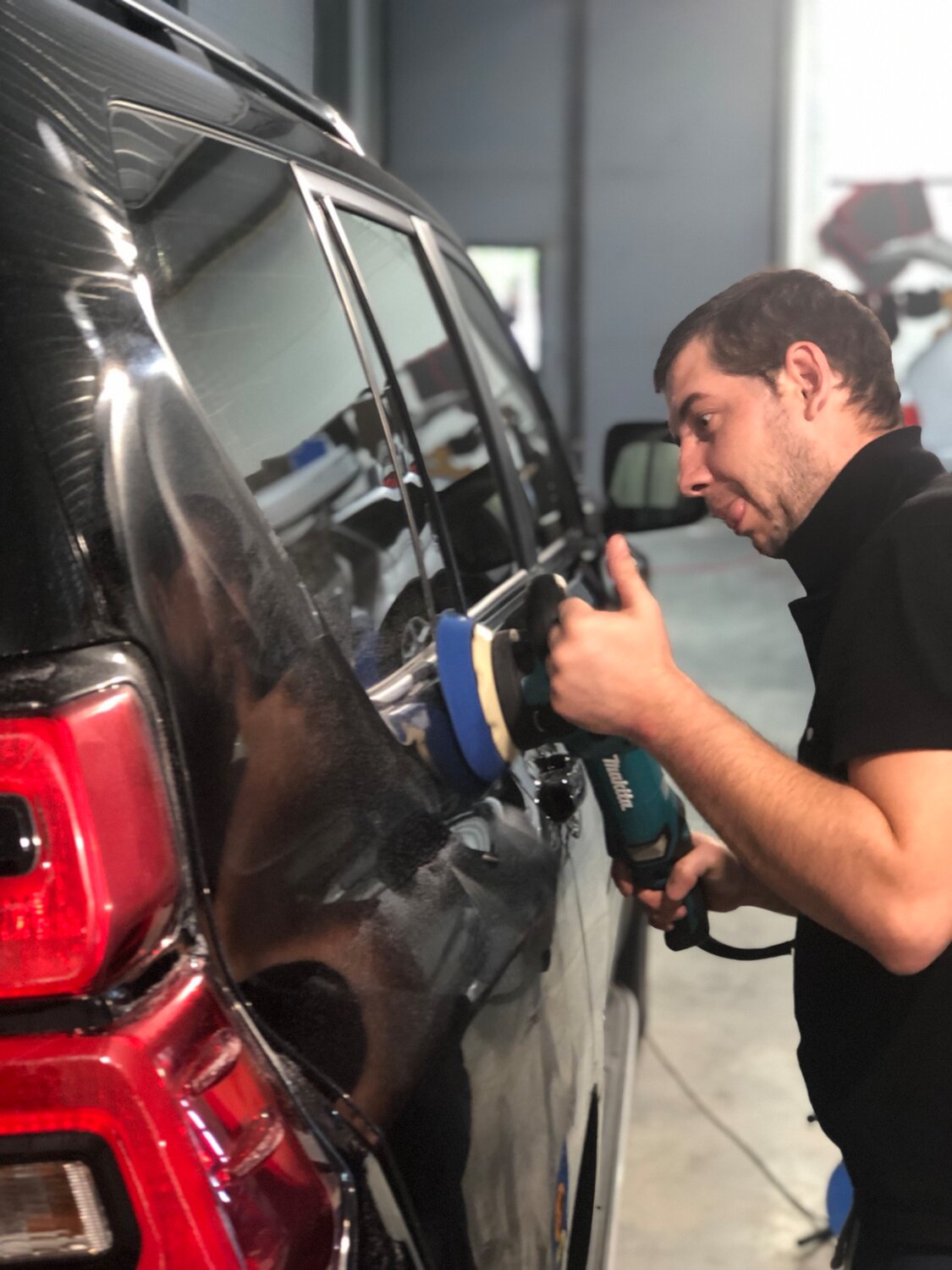 автомобиль, авто, заправка машины, зачем полируют кузов автомобиля, как человек полирует машину