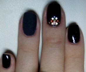 маникюры, ногти, гель лак, короткие лапл ногкьи гельлак, повседневный темный маникюр со стразами на короткие ногти