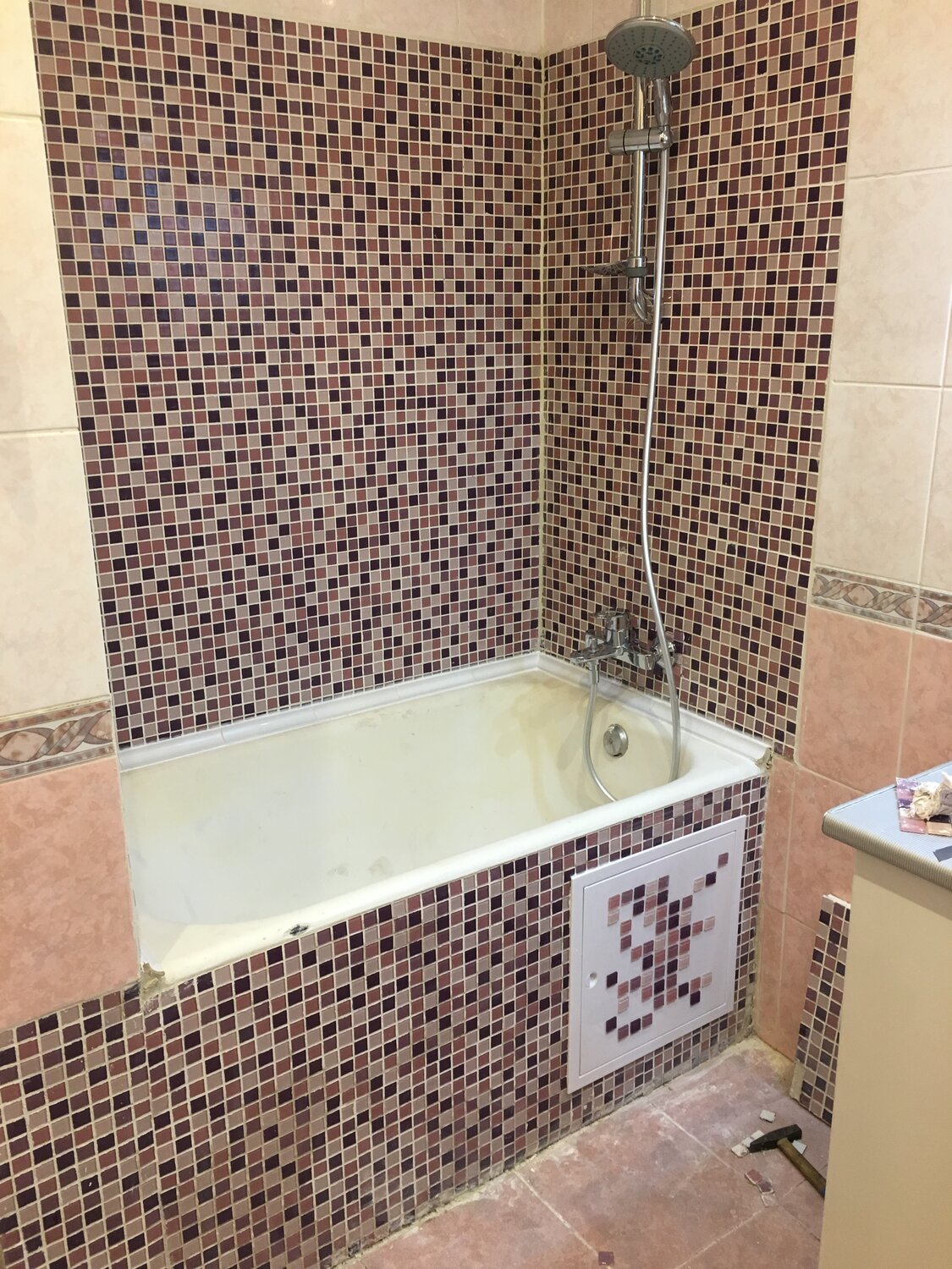 отделка ванной комнаты мозаикой комбинированный с плиткой, каркас ванной из мозаики, ванна лаура керамин, короб из мозаики под ванн, короб в ванной из мозаики