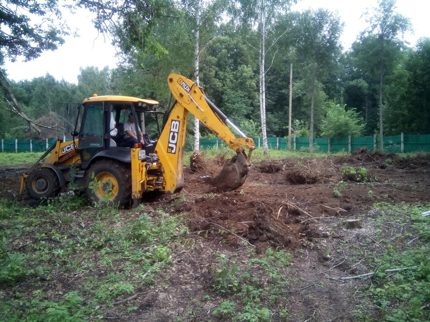 корчевание пней экскаватором, экскаватор-погрузчик jcb 3cx копает траншею, выкорчевка пней экскаватором, корчевание пней трактором, hyundai 200 колесный экскаватор корчевание пней