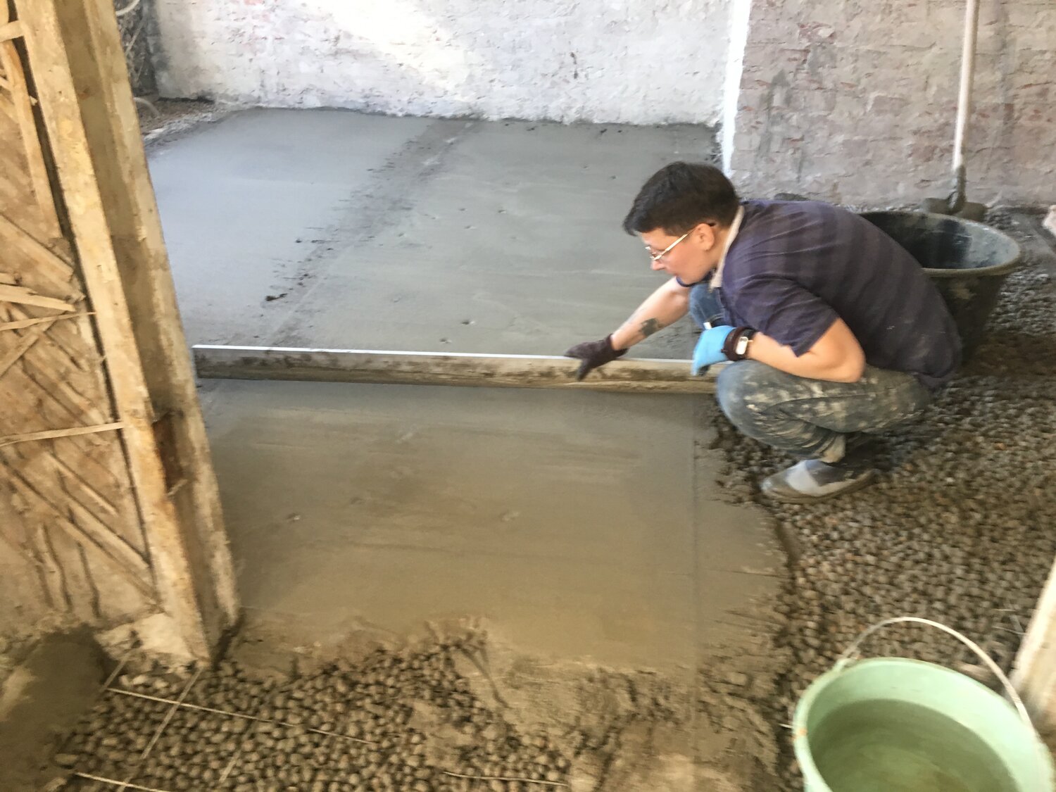 заливка пола бетоном, ручная стяжка пола, стяжка пола, заливка пола в частном длине, пенополистиролбетон стяжка пола