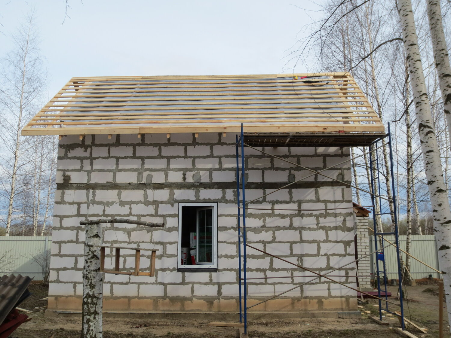 крыша, маленькие постройки из газосиликата, фронтоны домов из газобетона, перекрытие крыши из газобетона, кровля металлочерепица на пеноблоки