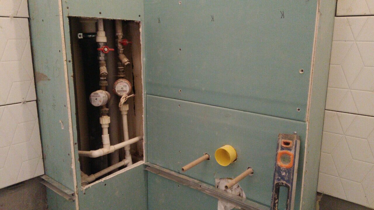инсталляция унитаз гипсокартон, стенка из гипсокартона в туалете, фальш стена в санузле, санузел, бокс для труб водоснабжения