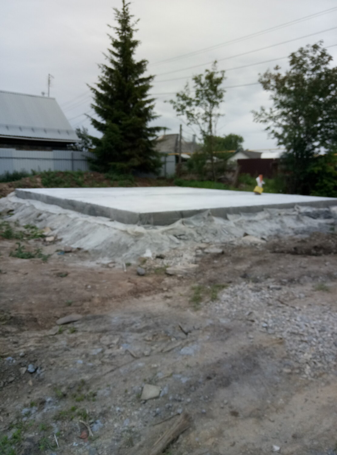 Установка монолитной плиты фундамента