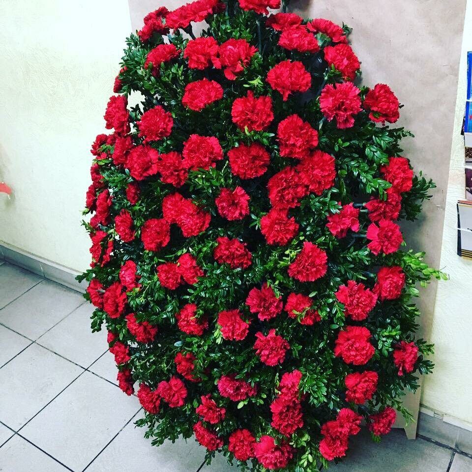 траурный венок из живых гвоздик, траурный венок гвоздика, букет, цветы, флористика