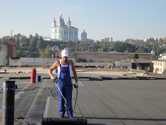 человек, кровля, монтаж кровли, icopal наплавляемая кровля, технология мягкой кровли рулонной
