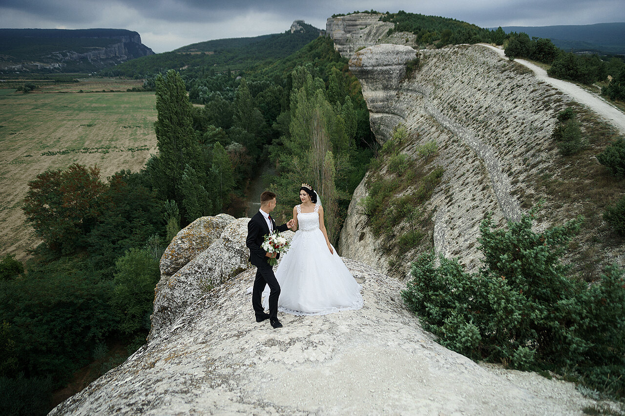 свадебная фотосессия в крыму, свадьба сзади горы, свадьба на утесе скалы, дикие свадебные, свадебная фотография