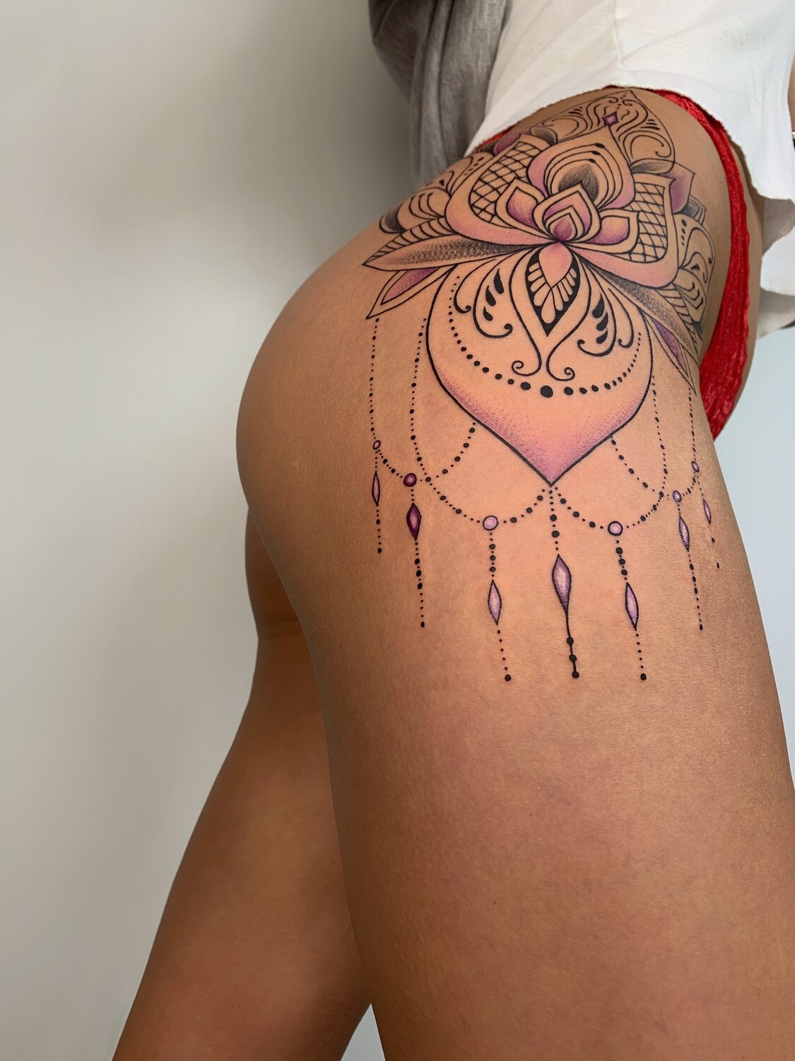 тату на бедре узоры, тату на бедре, татуировка, тату, tattoo
