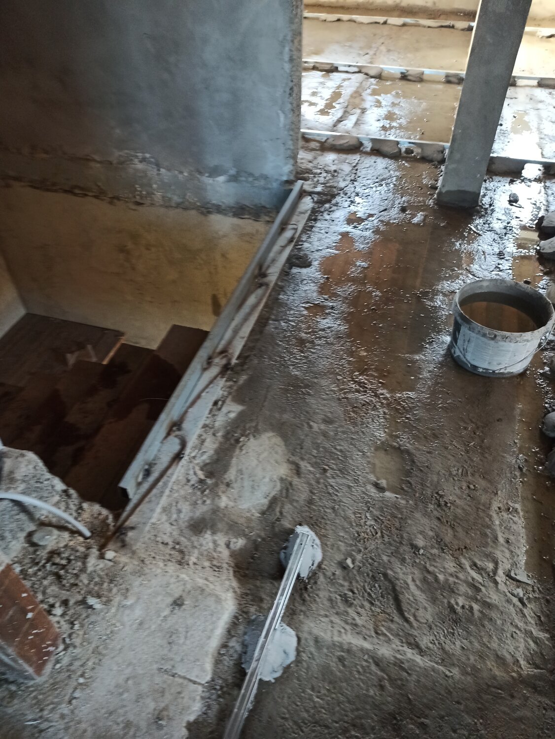 в подвале, стяжка пола в квартире, бетонный пол, стяжка пола, бетонный подпол в частном доме