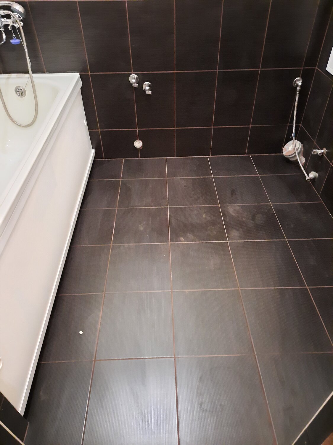 укладка кафель санузел, укладка длинной плитки в ванной, кладка плитки в ванной, плитка в туалете по диагонали, плиточник санузел