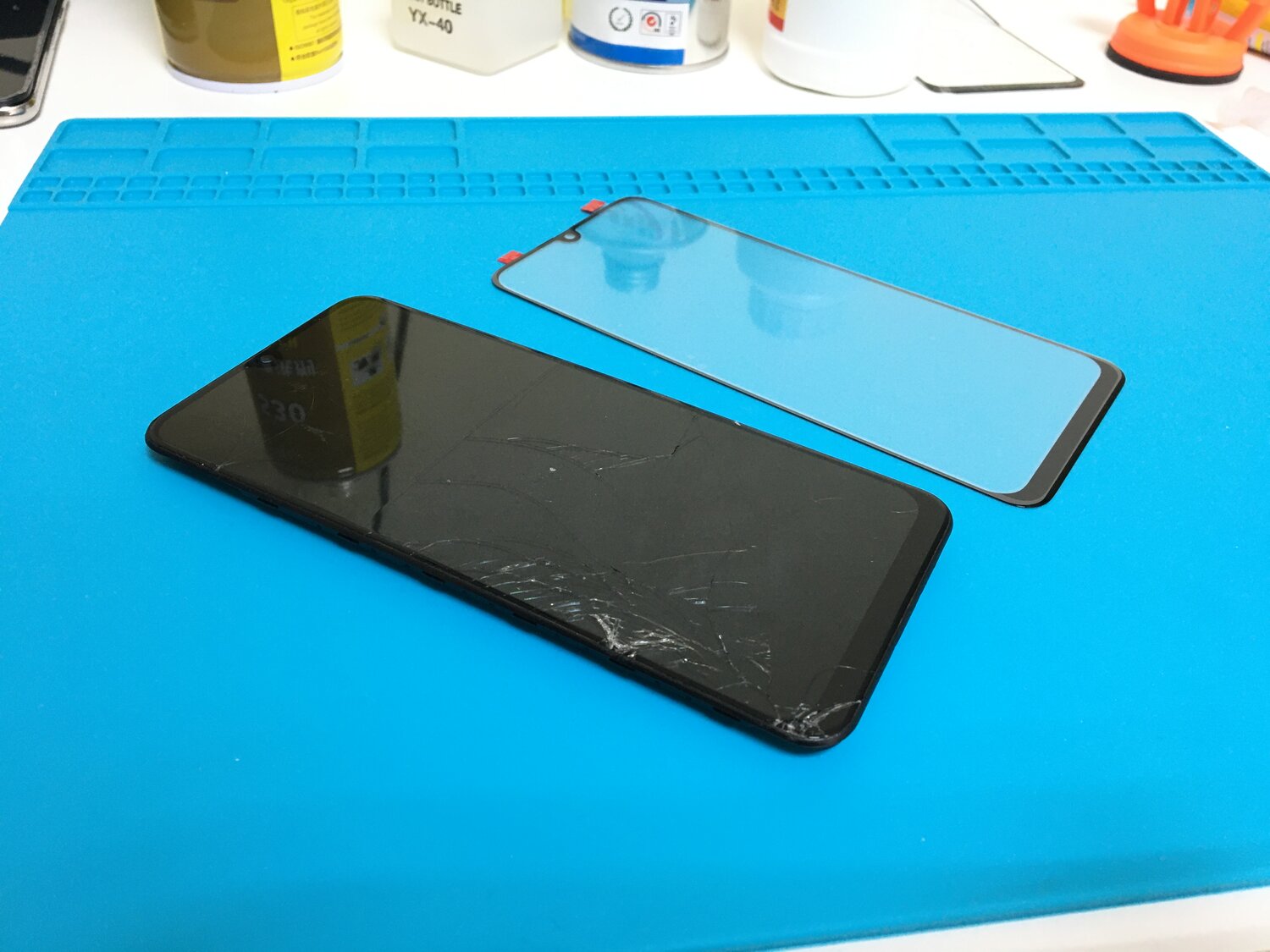 смартфон, мобильный телефон, разбитый xiaomi redmi note 8 pro, экран, дисплей самсунг а30