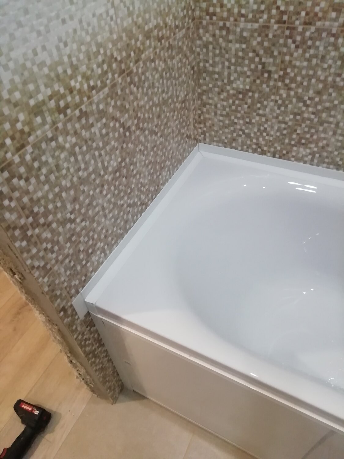 ванная комната, ванна, ванна уложена плиткой, санузел, короб из мозаики под ванн