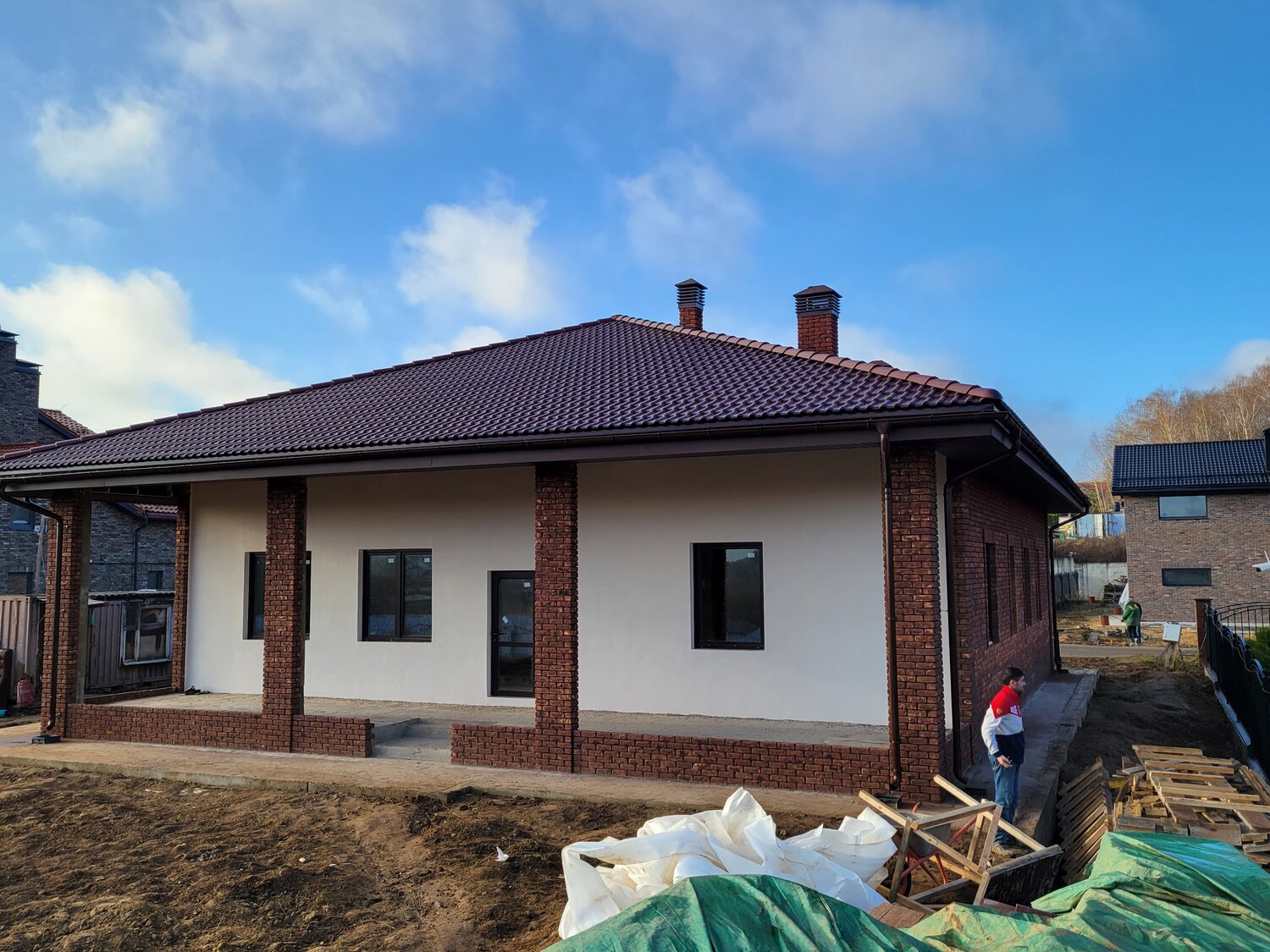 коттедж, дом, одноэтажный дом из газобетона оштукатуренный, одноэтажный дом с четыре скатной крышей из металлочерепицы, одноэтажный дом из газосиликата