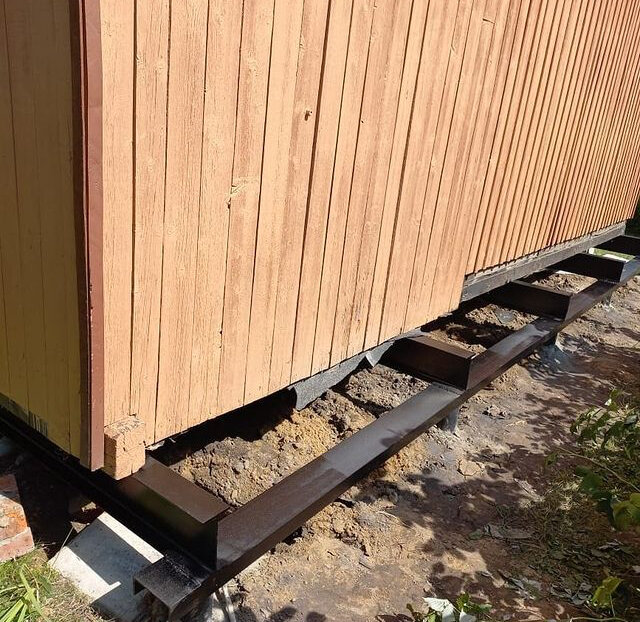 реконструкция фундамента винтовыми сваями, поднятие сарая на винтовые сваи, реконструкция фундамента винтовыми, свайно винтовой фундамент, отделка цоколя на винтовых сваях