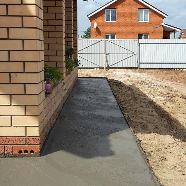 брусчатка тротуарная отмостка, отмостка, гидроизоляция цоколя и отмостки, коттедж, участок