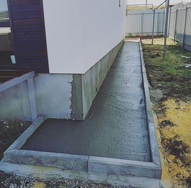 железнить отмостку, отмостка, отмостка из цемента, отмостка из бетона слив, отмостка забора