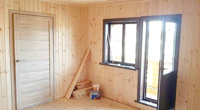 внутренняя отделка бытовок дачных, внутренняя отделка деревянной бытовки, обшивка вагонкой елочкой, дачный домик 6х4 изнутри, отделка из обрезков вагонки