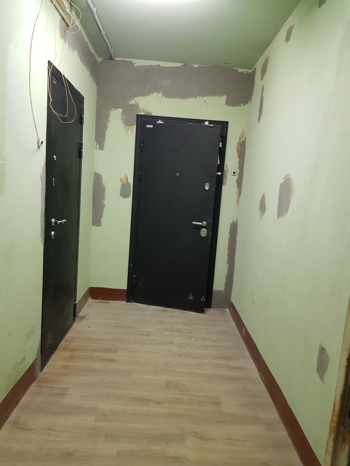квартира, комната, входная дверь в углу, жилой комплекс, шоссе в металлической двери