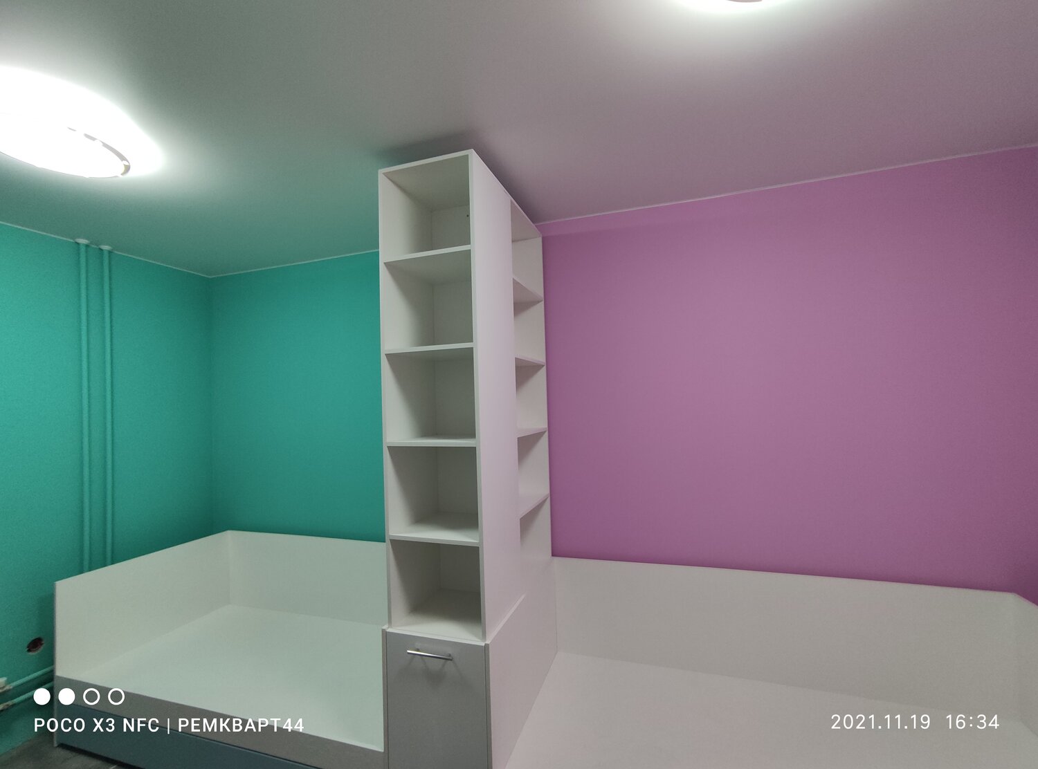 гардеробная, гардеробная комната, мини гардеробная в углу, угловая гардеробная, сиренево белая гардеробная